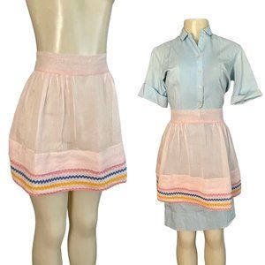 Vintage half apron 1950s women kitchen apron with zig zag pattern in pink blue.